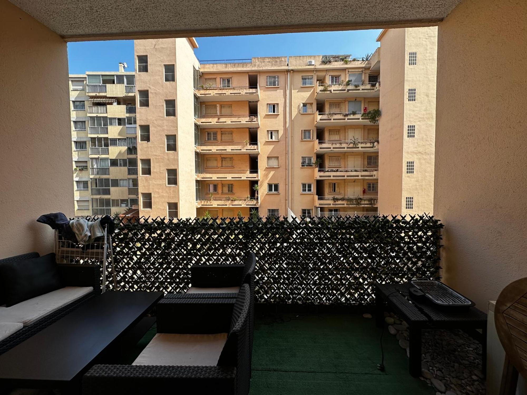 Pret De La Apartment *